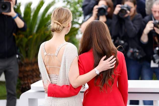 Jennifer Lawrence und Justine Ciarrocchi beim Photocall zum Dokumentarfim Bread And Roses auf dem Festival de Cannes 2023 76. Internationale Filmfestspiele von Cannes am Palais des Festivals. Cannes, 21.05.2023