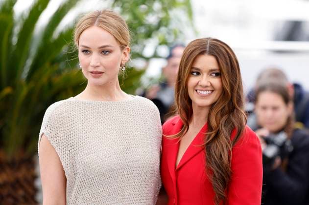 Jennifer Lawrence und Justine Ciarrocchi beim Photocall zum Dokumentarfim Bread And Roses auf dem Festival de Cannes 2023 76. Internationale Filmfestspiele von Cannes am Palais des Festivals. Cannes, 21.05.2023