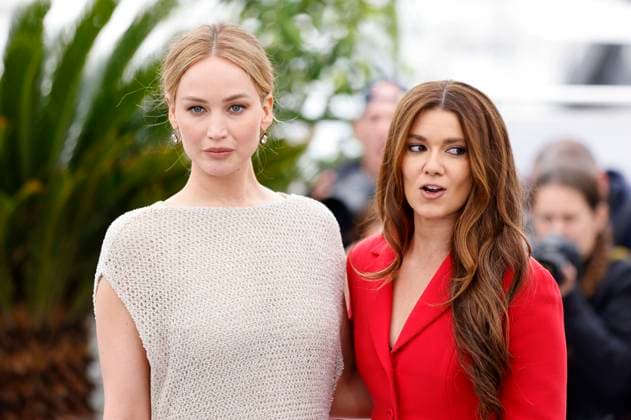 Jennifer Lawrence und Justine Ciarrocchi beim Photocall zum Dokumentarfim Bread And Roses auf dem Festival de Cannes 2023 76. Internationale Filmfestspiele von Cannes am Palais des Festivals. Cannes, 21.05.2023