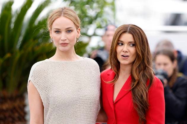 Jennifer Lawrence und Justine Ciarrocchi beim Photocall zum Dokumentarfim Bread And Roses auf dem Festival de Cannes 2023 76. Internationale Filmfestspiele von Cannes am Palais des Festivals. Cannes, 21.05.2023