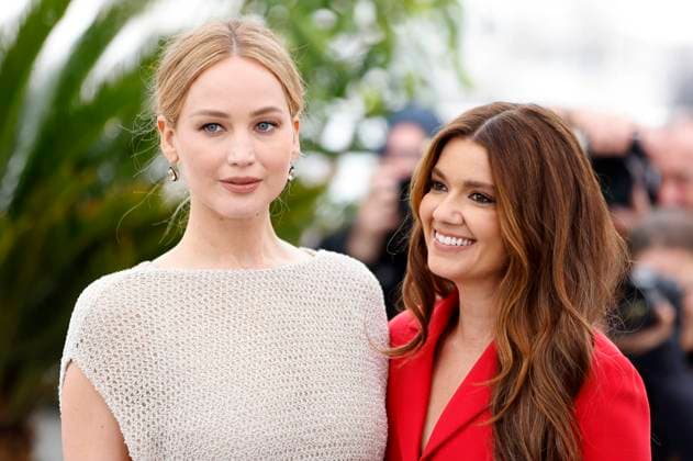 Jennifer Lawrence und Justine Ciarrocchi beim Photocall zum Dokumentarfim Bread And Roses auf dem Festival de Cannes 2023 76. Internationale Filmfestspiele von Cannes am Palais des Festivals. Cannes, 21.05.2023