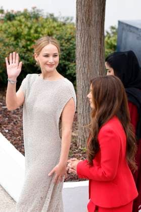 Jennifer Lawrence und Justine Ciarrocchi beim Photocall zum Dokumentarfim Bread And Roses auf dem Festival de Cannes 2023 76. Internationale Filmfestspiele von Cannes am Palais des Festivals. Cannes, 21.05.2023