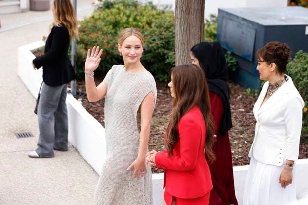 Jennifer Lawrence und Justine Ciarrocchi beim Photocall zum Dokumentarfim Bread And Roses auf dem Festival de Cannes 2023 76. Internationale Filmfestspiele von Cannes am Palais des Festivals. Cannes, 21.05.2023