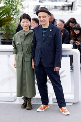 Yuko Harami und Pablo Berger beim Photocall zum Animationsfilm Robot Dreams auf dem Festival de Cannes 2023 76. Internationale Filmfestspiele von Cannes am Palais des Festivals. Cannes, 21.05.2023
