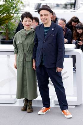 Yuko Harami und Pablo Berger beim Photocall zum Animationsfilm Robot Dreams auf dem Festival de Cannes 2023 76. Internationale Filmfestspiele von Cannes am Palais des Festivals. Cannes, 21.05.2023