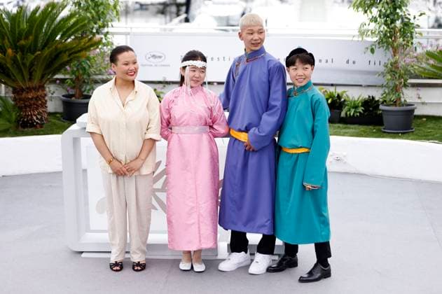 Zoljargal Purevdash, Nominjiguur Tsend, Battsooj Uurtsaikh und Tugulder Batsaikhan beim Photocall zum Kinofilm Baavgai Bolohson If Only I Could Hibernate auf dem Festival de Cannes 2023 76. Internationale Filmfestspiele von Cannes am Palais des Festivals. Cannes, 21.05.2023