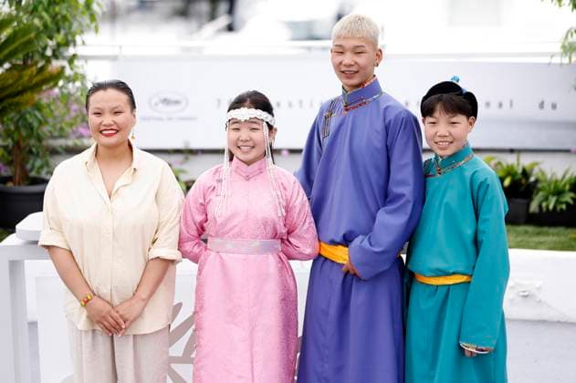 Zoljargal Purevdash, Nominjiguur Tsend, Battsooj Uurtsaikh und Tugulder Batsaikhan beim Photocall zum Kinofilm Baavgai Bolohson If Only I Could Hibernate auf dem Festival de Cannes 2023 76. Internationale Filmfestspiele von Cannes am Palais des Festivals. Cannes, 21.05.2023