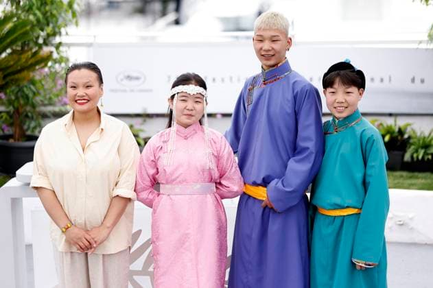 Zoljargal Purevdash, Nominjiguur Tsend, Battsooj Uurtsaikh und Tugulder Batsaikhan beim Photocall zum Kinofilm Baavgai Bolohson If Only I Could Hibernate auf dem Festival de Cannes 2023 76. Internationale Filmfestspiele von Cannes am Palais des Festivals. Cannes, 21.05.2023
