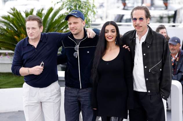 Benoit Magimel, Elias Belkeddar, Meriem Amiar und Reda Kateb beim Photocall zum Kinofilm Omar la fraise The King of Algiers auf dem Festival de Cannes 2023 76. Internationale Filmfestspiele von Cannes am Palais des Festivals. Cannes, 21.05.2023