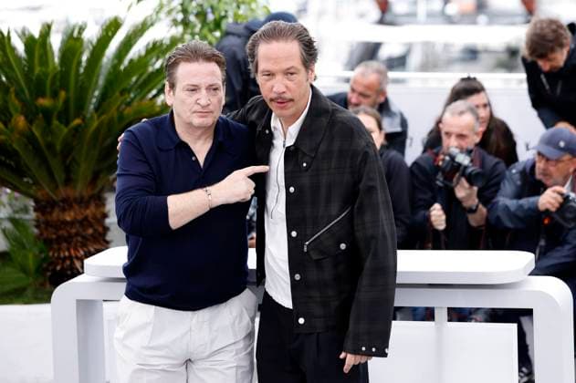 Benoit Magimel und Reda Kateb beim Photocall zum Kinofilm Omar la fraise The King of Algiers auf dem Festival de Cannes 2023 76. Internationale Filmfestspiele von Cannes am Palais des Festivals. Cannes, 21.05.2023