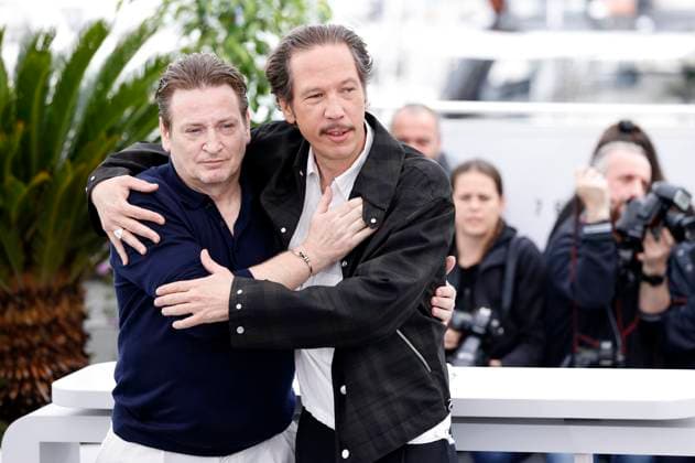 Benoit Magimel und Reda Kateb beim Photocall zum Kinofilm Omar la fraise The King of Algiers auf dem Festival de Cannes 2023 76. Internationale Filmfestspiele von Cannes am Palais des Festivals. Cannes, 21.05.2023