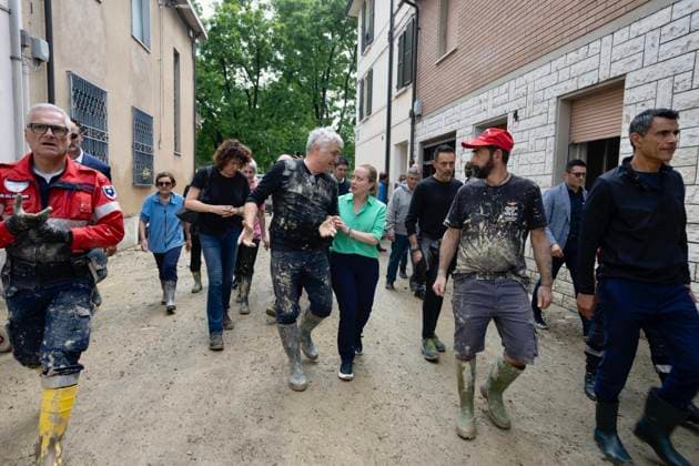 Bilder des Jahres 2023, News 05 Mai News Themen der Woche KW20 News Bilder des Tages July 20, 2021, RAVENNA: Italian Prime Minister Giorgia Meloni meets rescuers and volunteers during the inspection in the areas affected by the flood in Ravenna, 21 May 2023..There are 14 people killed by this week s flood in Emilia-Romagna, thousands displaced. ANSA FILIPPO ATTILI - HO PALAZZO CHIGI...La presidente del Consiglio Giorgia Meloni incontra soccorritori e volontari durante il sopralluogo nelle zone colpite dall alluvione nel Ravennate, 21 maggio 2023. ANSA FILIPPO ATTILI - UFFICIO STAMPA PALAZZO CHIGI RAVENNA - ZUMAa110 20210720_zaf_a110_006 Copyright: xUsx