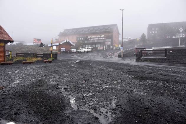 Bilder des Jahres 2023, News 05 Mai News Themen der Woche KW20 News Bilder des Tages February 16, 2021, NICOLOSI: La ricaduta di copiosa cenere vulcanica a causa dell attivitÃ eruttiva dell Etna sul piazzale del Rifugio Sapienza, Nicolosi (Catania), 21 maggio 2023..The fallout of copious volcanic ash due to the eruptive activity of Etna Volcano on the square of the Rifugio Sapienza, Nicolosi, Sicily island, Italy, 21 May 2023..ANSA ORIETTA SCARDINO NICOLOSI - ZUMAa110 20210216_zaf_a110_014 Copyright: xOriettaxScardinox