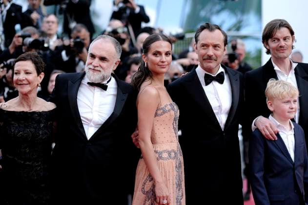 Bilder des Jahres 2023, Entertainment 05 Mai Entertainment Themen der Woche KW20 Entertainment Bilder des Tages Gabrielle Tana, Karim Ainouz, Alicia Vikander, Jude Law, Gast und Sam Riley bei der Premiere des Kinofilms Firebrand auf dem Festival de Cannes 2023 76. Internationale Filmfestspiele von Cannes im Palais des Festivals. Cannes, 21.05.2023 *** Gabrielle Tana, Karim Ainouz, Alicia Vikander, Jude Law, guest and Sam Riley at the premiere of the feature film Firebrand at the Festival de Cannes 2023 76 Cannes International Film Festival at the Palais des Festivals Cannes, 21 05 2023. Foto:xD.xBedrosianx xFuturexImage
