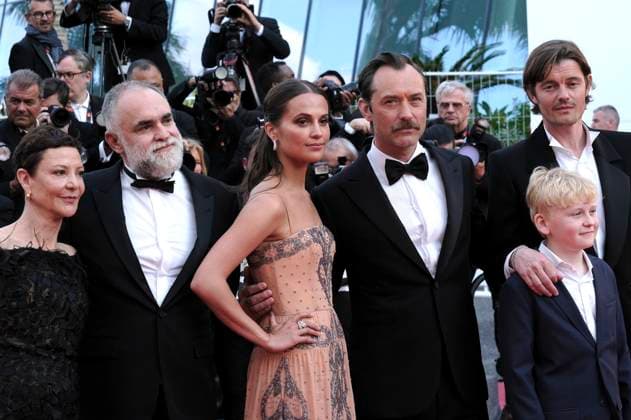 Gabrielle Tana, Karim Ainouz, Alicia Vikander, Jude Law, Gast und Sam Riley bei der Premiere des Kinofilms Firebrand auf dem Festival de Cannes 2023 76. Internationale Filmfestspiele von Cannes im Palais des Festivals. Cannes, 21.05.2023