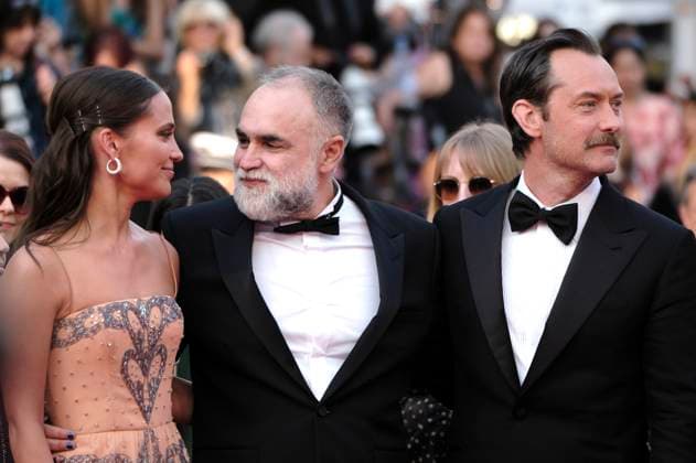 Jude Law, Alicia Vikander und Karim Ainouz bei der Premiere des Kinofilms Firebrand auf dem Festival de Cannes 2023 76. Internationale Filmfestspiele von Cannes im Palais des Festivals. Cannes, 21.05.2023