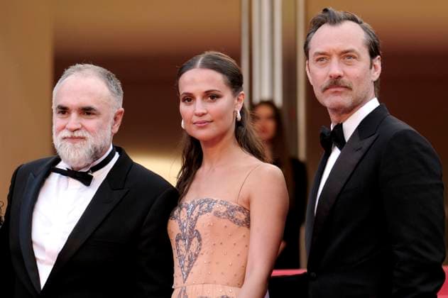Jude Law, Alicia Vikander und Karim Ainouz bei der Premiere des Kinofilms Firebrand auf dem Festival de Cannes 2023 76. Internationale Filmfestspiele von Cannes im Palais des Festivals. Cannes, 21.05.2023