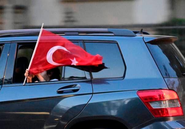 News Themen der Woche KW20 News Bilder des Tages Stichwahl Türkei 21.05.2023 Warteschlange vor türkischem Konsulat in Frankfurt Main Kennedyallee Erdogan Politik Regierung Opposition Wahlbeteiligung Wahlkampf Frankfurt (Main) Hessen Deutschland *** Turkey runoff 21 05 2023 queue in front of Turkish consulate in Frankfurt Main Kennedyallee Erdogan politics government opposition turnout election campaign Frankfurt Main Hesse Germany