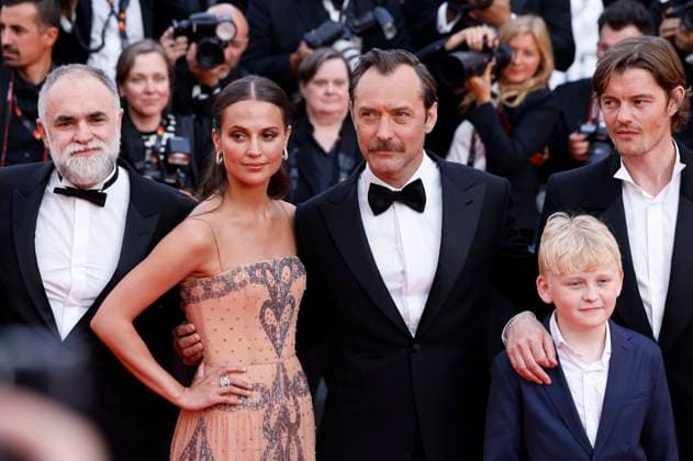 Karim Ainouz, Alicia Vikander, Jude Law, Gast und Sam Riley bei der Premiere des Kinofilms Firebrand auf dem Festival de Cannes 2023 76. Internationale Filmfestspiele von Cannes im Palais des Festivals. Cannes, 21.05.2023