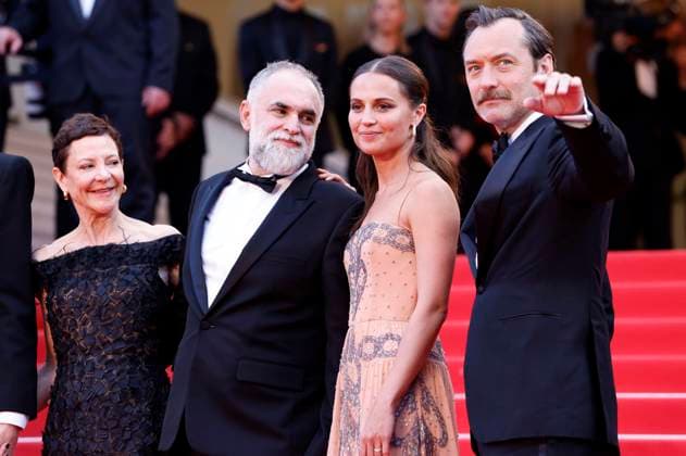 Gabrielle Tana, Karim Ainouz, Alicia Vikander und Jude Law bei der Premiere des Kinofilms Firebrand auf dem Festival de Cannes 2023 76. Internationale Filmfestspiele von Cannes im Palais des Festivals. Cannes, 21.05.2023
