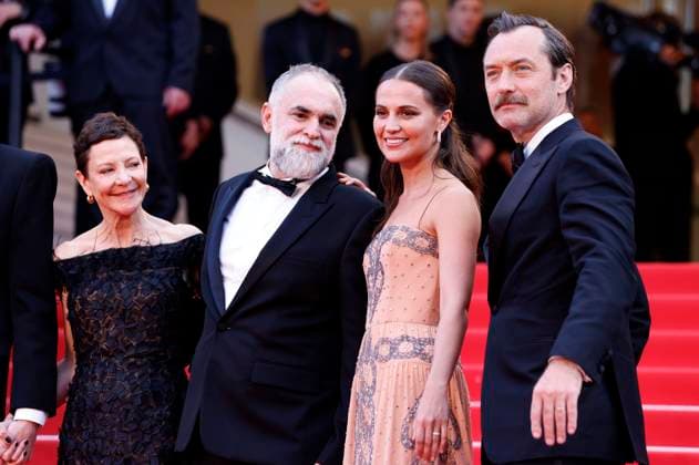 Gabrielle Tana, Karim Ainouz, Alicia Vikander und Jude Law bei der Premiere des Kinofilms Firebrand auf dem Festival de Cannes 2023 76. Internationale Filmfestspiele von Cannes im Palais des Festivals. Cannes, 21.05.2023