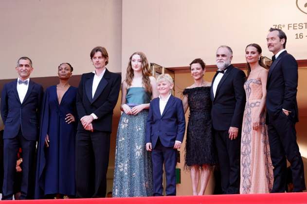 Amr Waked, Mina Andala, Sam Riley, Junia Rees, Gast, Gabrielle Tana, Karim Ainouz, Alicia Vikander und Jude Law bei der Premiere des Kinofilms Firebrand auf dem Festival de Cannes 2023 76. Internationale Filmfestspiele von Cannes im Palais des Festivals. Cannes, 21.05.2023