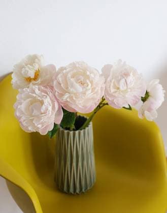 20.05.2023, Deutschland, NRW, Schnittblumen, Blumen, Pfingsten, Vase mit Pfingstrosen auf einem Eames Chair, Pfingstrose NRW Deutschland *** 20 05 2023, Germany, NRW, cut flowers, flowers, Pentecost, vase with peonies on an Eames Chair, Peony NRW Germany Copyright: xD.xKerlekin SnowfieldxPhotographyx SF210523PfingstrosenD