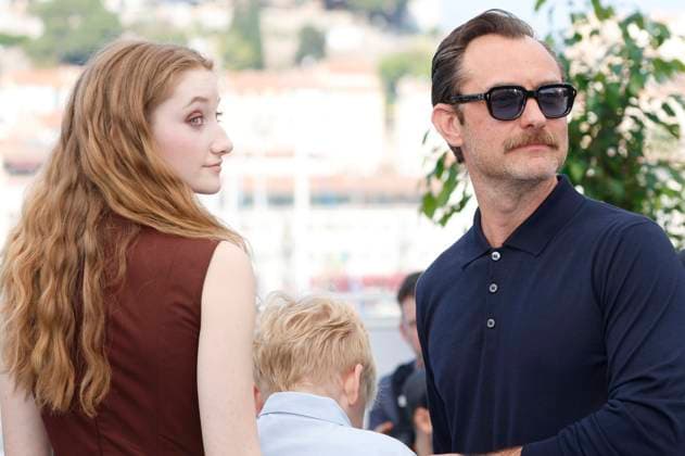 Junia Rees und Jude Law beim Photocall zum Kinofilm Firebrand auf dem Festival de Cannes 2023 76. Internationale Filmfestspiele von Cannes am Palais des Festivals. Cannes, 22.05.2023