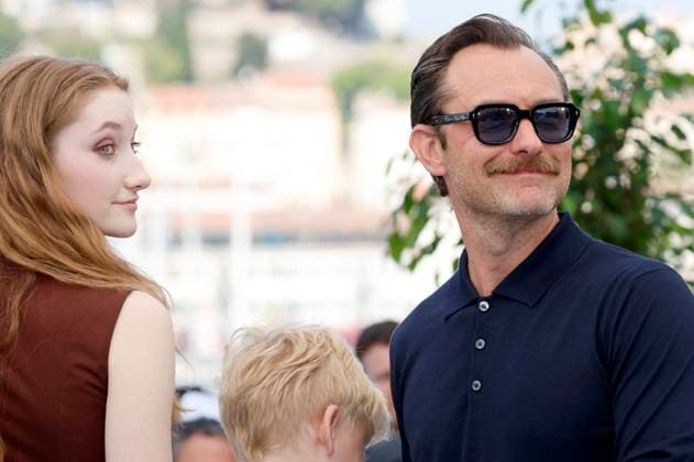 Junia Rees und Jude Law beim Photocall zum Kinofilm Firebrand auf dem Festival de Cannes 2023 76. Internationale Filmfestspiele von Cannes am Palais des Festivals. Cannes, 22.05.2023