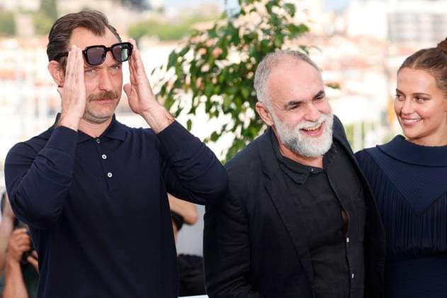 Jude Law, Karim Ainouz und Alicia Vikander beim Photocall zum Kinofilm Firebrand auf dem Festival de Cannes 2023 76. Internationale Filmfestspiele von Cannes am Palais des Festivals. Cannes, 22.05.2023