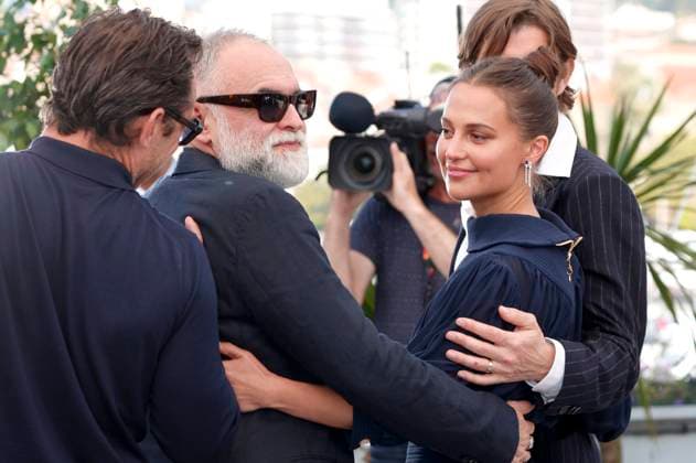 Jude Law, Karim Ainouz und Alicia Vikander beim Photocall zum Kinofilm Firebrand auf dem Festival de Cannes 2023 76. Internationale Filmfestspiele von Cannes am Palais des Festivals. Cannes, 22.05.2023