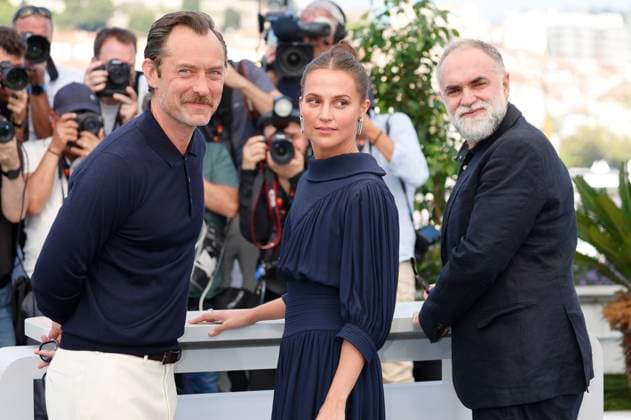 Jude Law, Alicia Vikander und Karim Ainouz beim Photocall zum Kinofilm Firebrand auf dem Festival de Cannes 2023 76. Internationale Filmfestspiele von Cannes am Palais des Festivals. Cannes, 22.05.2023