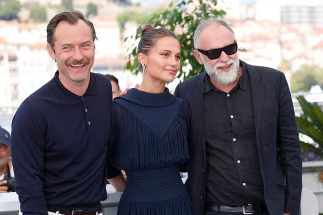 Jude Law, Alicia Vikander und Karim Ainouz beim Photocall zum Kinofilm Firebrand auf dem Festival de Cannes 2023 76. Internationale Filmfestspiele von Cannes am Palais des Festivals. Cannes, 22.05.2023