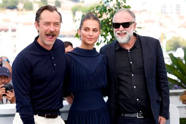 Jude Law, Alicia Vikander und Karim Ainouz beim Photocall zum Kinofilm Firebrand auf dem Festival de Cannes 2023 76. Internationale Filmfestspiele von Cannes am Palais des Festivals. Cannes, 22.05.2023