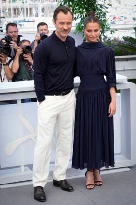 Foto IPP Daniele Cifala™ Cannes 22 05 2023 Firebrand (Le Jeu De La Reine) Photocall - The 76th Annual Cannes Film Festival nella foto :Alicia Vikander and Jude Law Italy Photo Press - World Copyright
