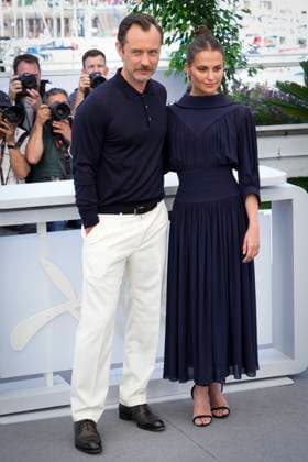 Foto IPP Daniele Cifala™ Cannes 22 05 2023 Firebrand (Le Jeu De La Reine) Photocall - The 76th Annual Cannes Film Festival nella foto :Alicia Vikander and Jude Law Italy Photo Press - World Copyright