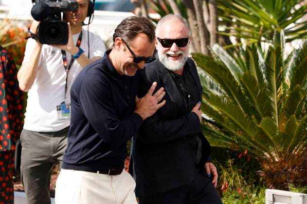 Jude Law und Karim Ainouz beim Photocall zum Kinofilm Firebrand auf dem Festival de Cannes 2023 76. Internationale Filmfestspiele von Cannes am Palais des Festivals. Cannes, 22.05.2023