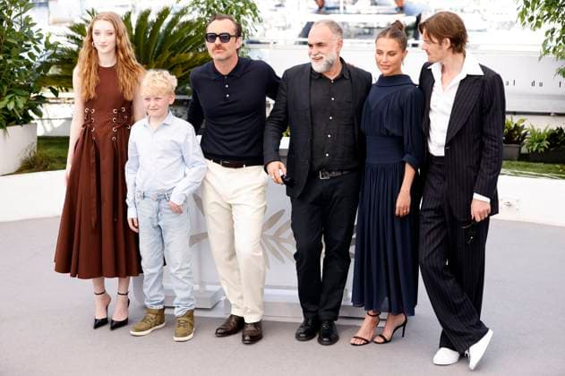 Junia Rees, Patrick Buckley, Jude Law, Karim Ainouz, Alicia Vikander und Sam Riley beim Photocall zum Kinofilm Firebrand auf dem Festival de Cannes 2023 76. Internationale Filmfestspiele von Cannes am Palais des Festivals. Cannes, 22.05.2023
