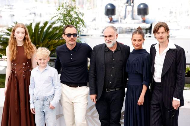 Junia Rees, Patrick Buckley, Jude Law, Karim Ainouz, Alicia Vikander und Sam Riley beim Photocall zum Kinofilm Firebrand auf dem Festival de Cannes 2023 76. Internationale Filmfestspiele von Cannes am Palais des Festivals. Cannes, 22.05.2023