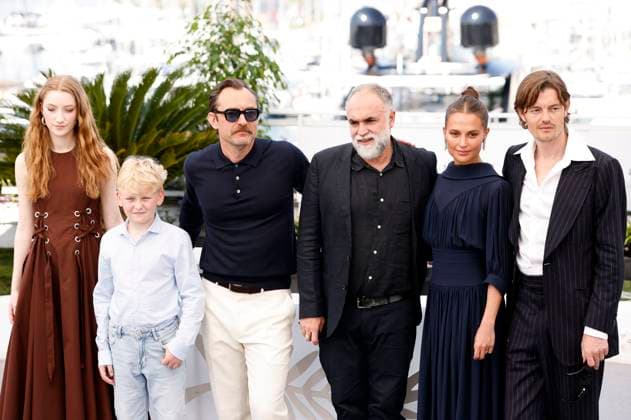 Junia Rees, Patrick Buckley, Jude Law, Karim Ainouz, Alicia Vikander und Sam Riley beim Photocall zum Kinofilm Firebrand auf dem Festival de Cannes 2023 76. Internationale Filmfestspiele von Cannes am Palais des Festivals. Cannes, 22.05.2023