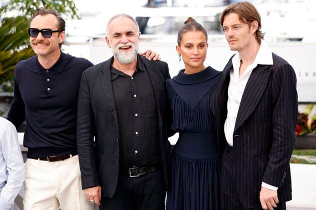 Jude Law, Karim Ainouz, Alicia Vikander und Sam Riley beim Photocall zum Kinofilm Firebrand auf dem Festival de Cannes 2023 76. Internationale Filmfestspiele von Cannes am Palais des Festivals. Cannes, 22.05.2023