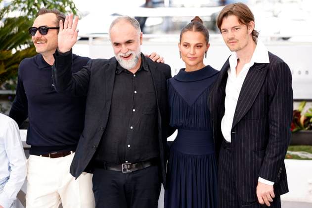 Jude Law, Karim Ainouz, Alicia Vikander und Sam Riley beim Photocall zum Kinofilm Firebrand auf dem Festival de Cannes 2023 76. Internationale Filmfestspiele von Cannes am Palais des Festivals. Cannes, 22.05.2023