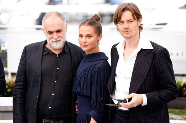 Karim Ainouz, Alicia Vikander und Sam Riley beim Photocall zum Kinofilm Firebrand auf dem Festival de Cannes 2023 76. Internationale Filmfestspiele von Cannes am Palais des Festivals. Cannes, 22.05.2023
