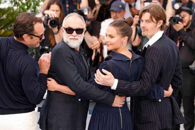 Jude Law, Karim Ainouz, Alicia Vikander und Sam Riley beim Photocall zum Kinofilm Firebrand auf dem Festival de Cannes 2023 76. Internationale Filmfestspiele von Cannes am Palais des Festivals. Cannes, 22.05.2023