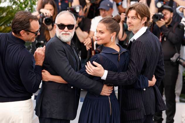 Jude Law, Karim Ainouz, Alicia Vikander und Sam Riley beim Photocall zum Kinofilm Firebrand auf dem Festival de Cannes 2023 76. Internationale Filmfestspiele von Cannes am Palais des Festivals. Cannes, 22.05.2023