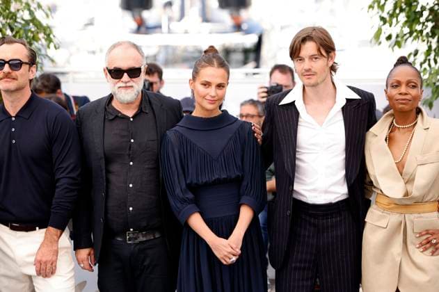 Jude Law, Karim Ainouz, Alicia Vikander, Sam Riley und Mina Andala beim Photocall zum Kinofilm Firebrand auf dem Festival de Cannes 2023 76. Internationale Filmfestspiele von Cannes am Palais des Festivals. Cannes, 22.05.2023