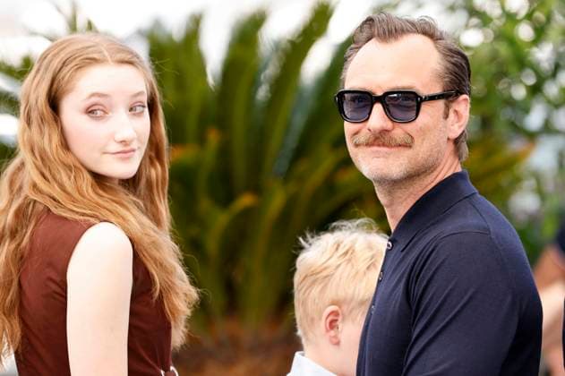 Junia Rees und Jude Law beim Photocall zum Kinofilm Firebrand auf dem Festival de Cannes 2023 76. Internationale Filmfestspiele von Cannes am Palais des Festivals. Cannes, 22.05.2023