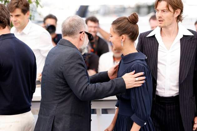 Karim Ainouz, Alicia Vikander und Sam Riley beim Photocall zum Kinofilm Firebrand auf dem Festival de Cannes 2023 76. Internationale Filmfestspiele von Cannes am Palais des Festivals. Cannes, 22.05.2023