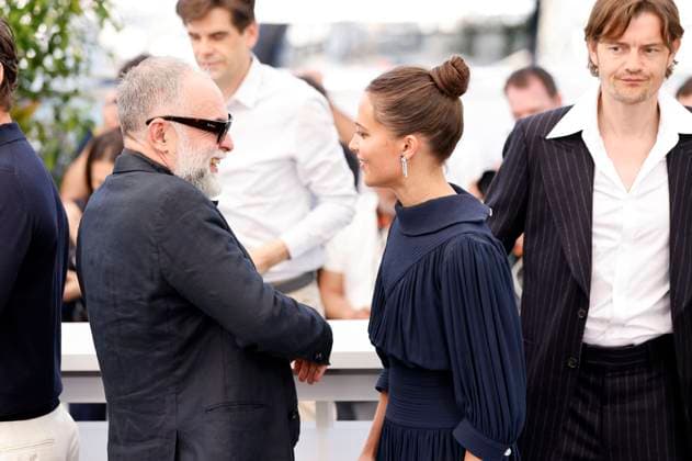 Karim Ainouz, Alicia Vikander und Sam Riley beim Photocall zum Kinofilm Firebrand auf dem Festival de Cannes 2023 76. Internationale Filmfestspiele von Cannes am Palais des Festivals. Cannes, 22.05.2023