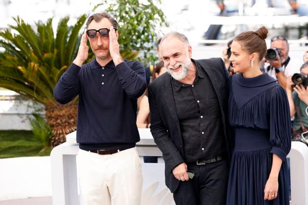 Jude Law, Karim Ainouz und Alicia Vikander beim Photocall zum Kinofilm Firebrand auf dem Festival de Cannes 2023 76. Internationale Filmfestspiele von Cannes am Palais des Festivals. Cannes, 22.05.2023